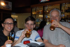 Familie trinkt Bier