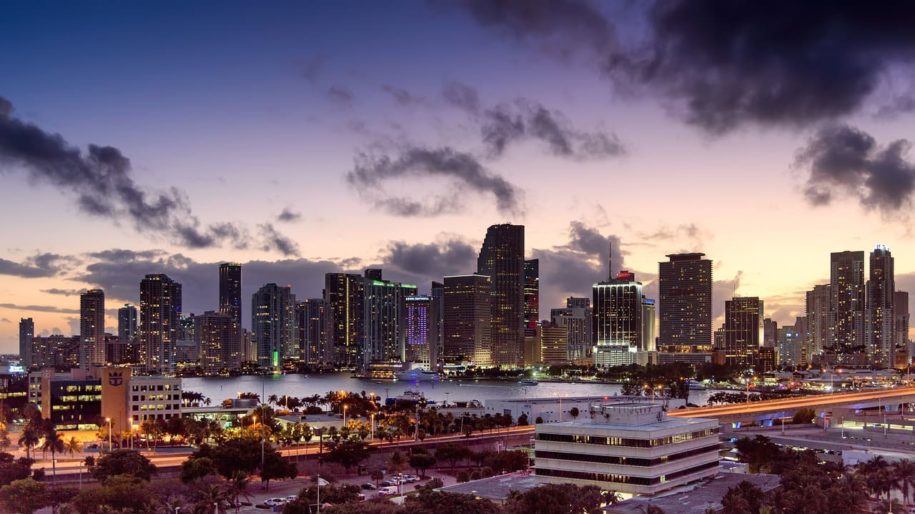 Beginnendes Nachtleben in Miami in Florida nach Sonnenuntergang.