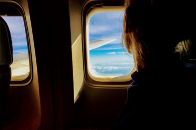 Flugreise-Frau-am-Fenster